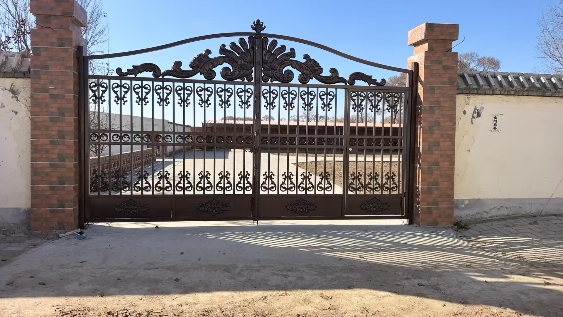 某小區鐵藝大門安裝中